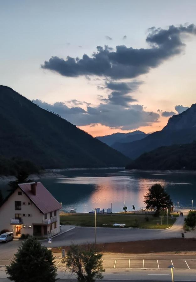 Piva Lake 普卢日内 外观 照片